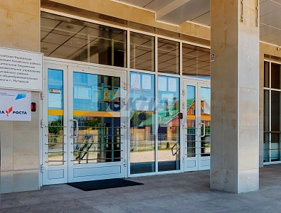 Школа в Янтарном - Входная группа